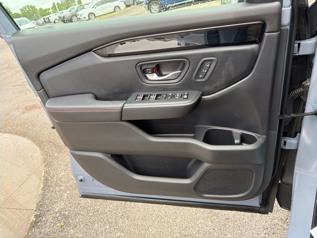 Used 2025 Honda Pilot TrailSport image 35