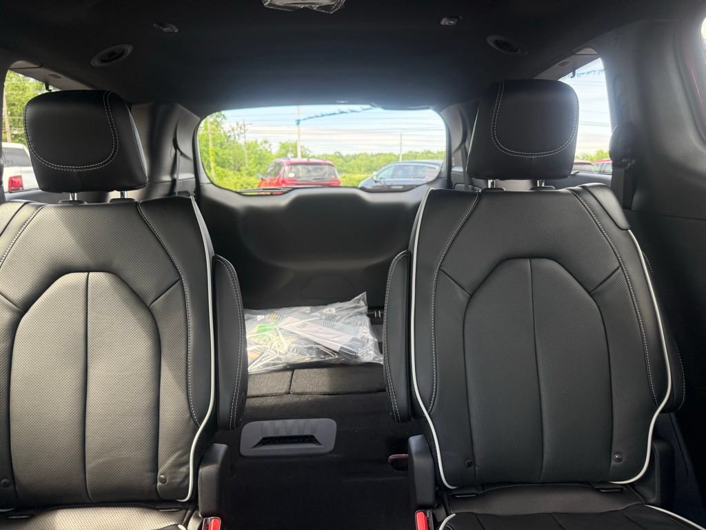 New 2027 Chrysler Pacifica Limited AWD/4WD image 28