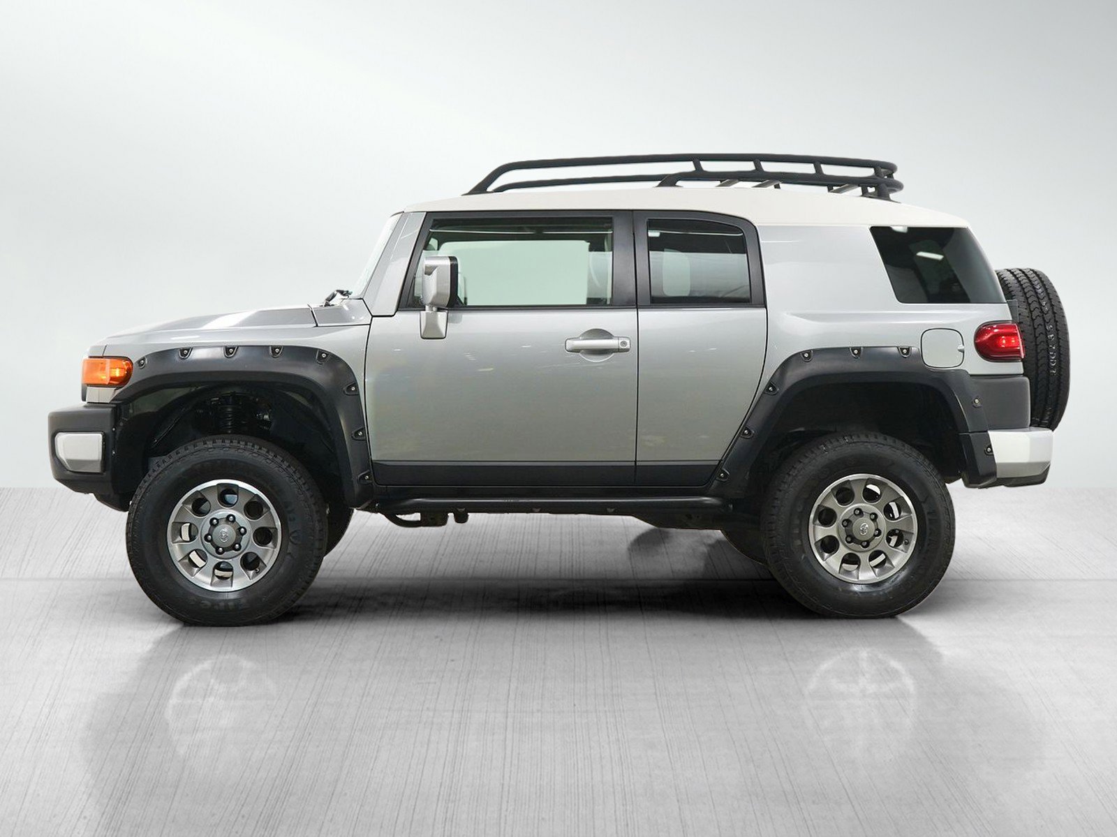 Used 2011 Toyota FJ Cruiser 4WD w/ Upgrade Pkg image 2