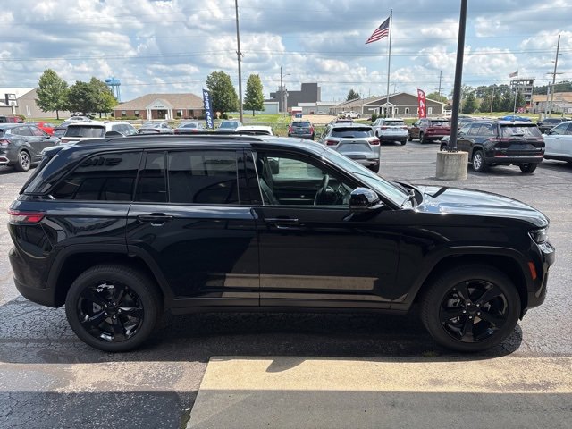 New 2025 Jeep Grand Cherokee Limited w/ Black Appearance Package image 8
