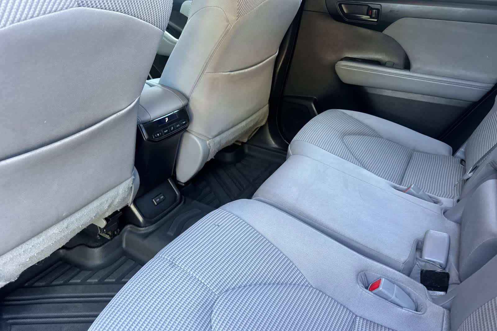 Used 2022 Toyota Highlander LE AWD/4WD image 4