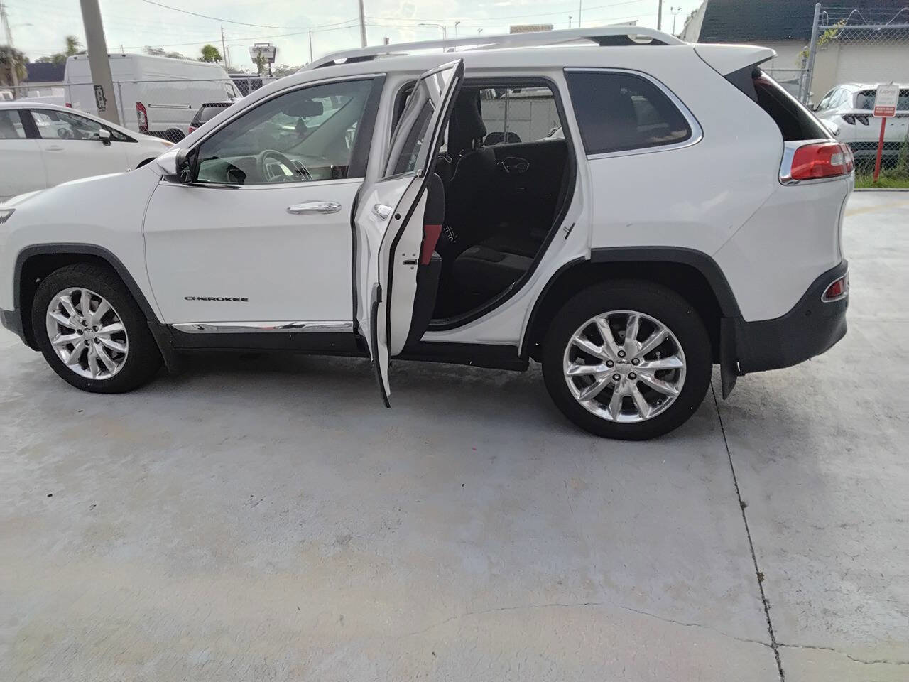 Used 2014 Jeep Cherokee Latitude image 15