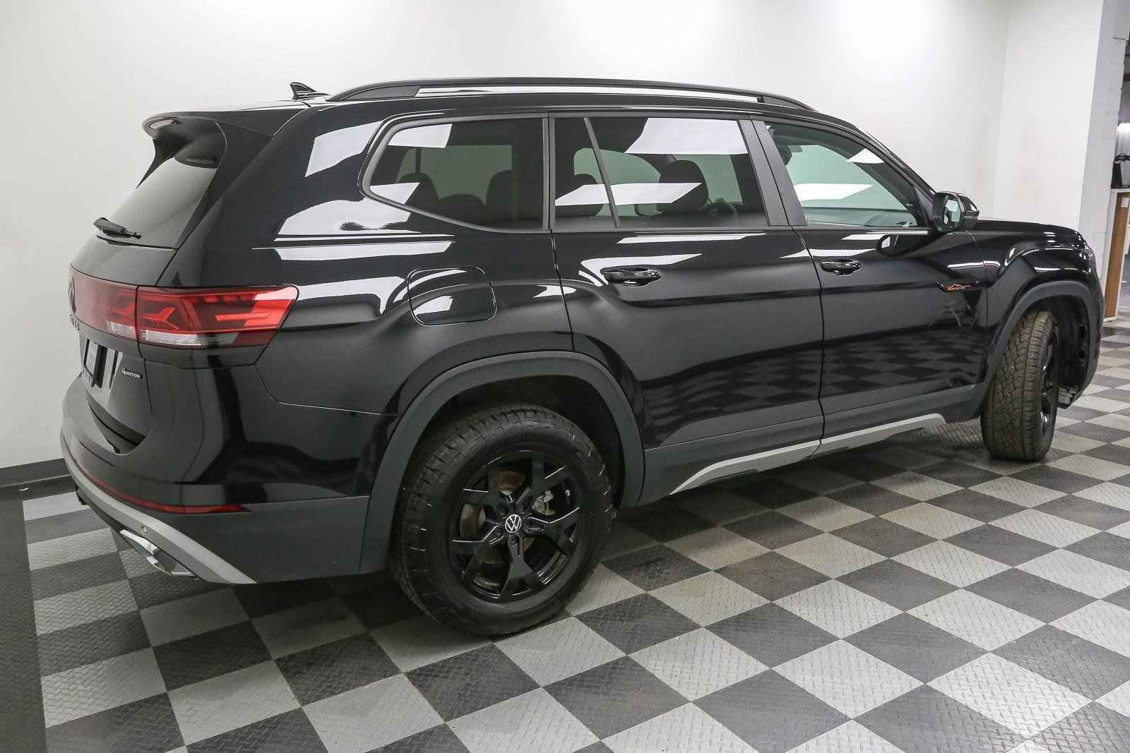 Certified 2025 Volkswagen Atlas Peak Edition SE AWD/4WD image 11