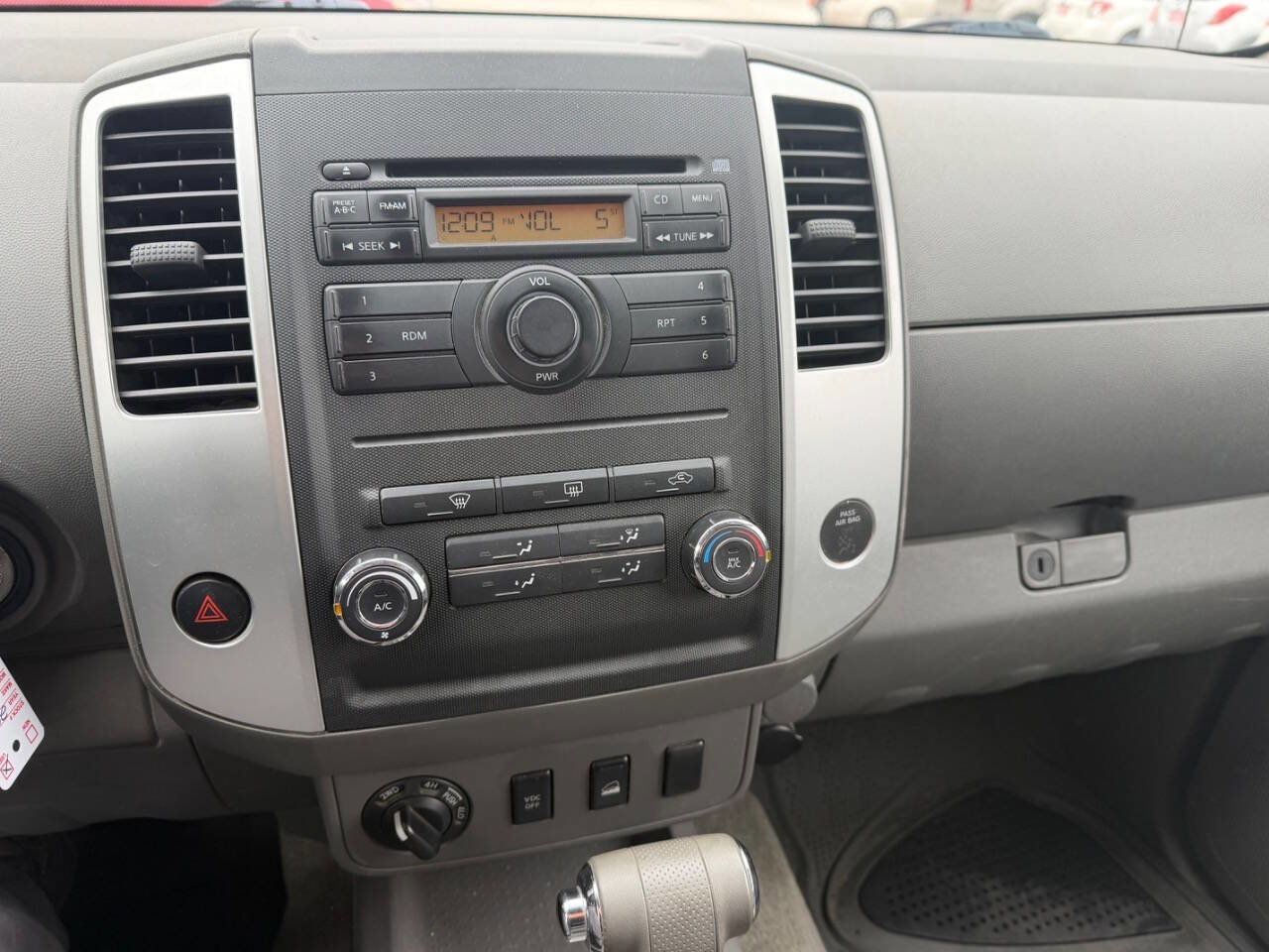 Used 2010 Nissan Frontier SE image 23