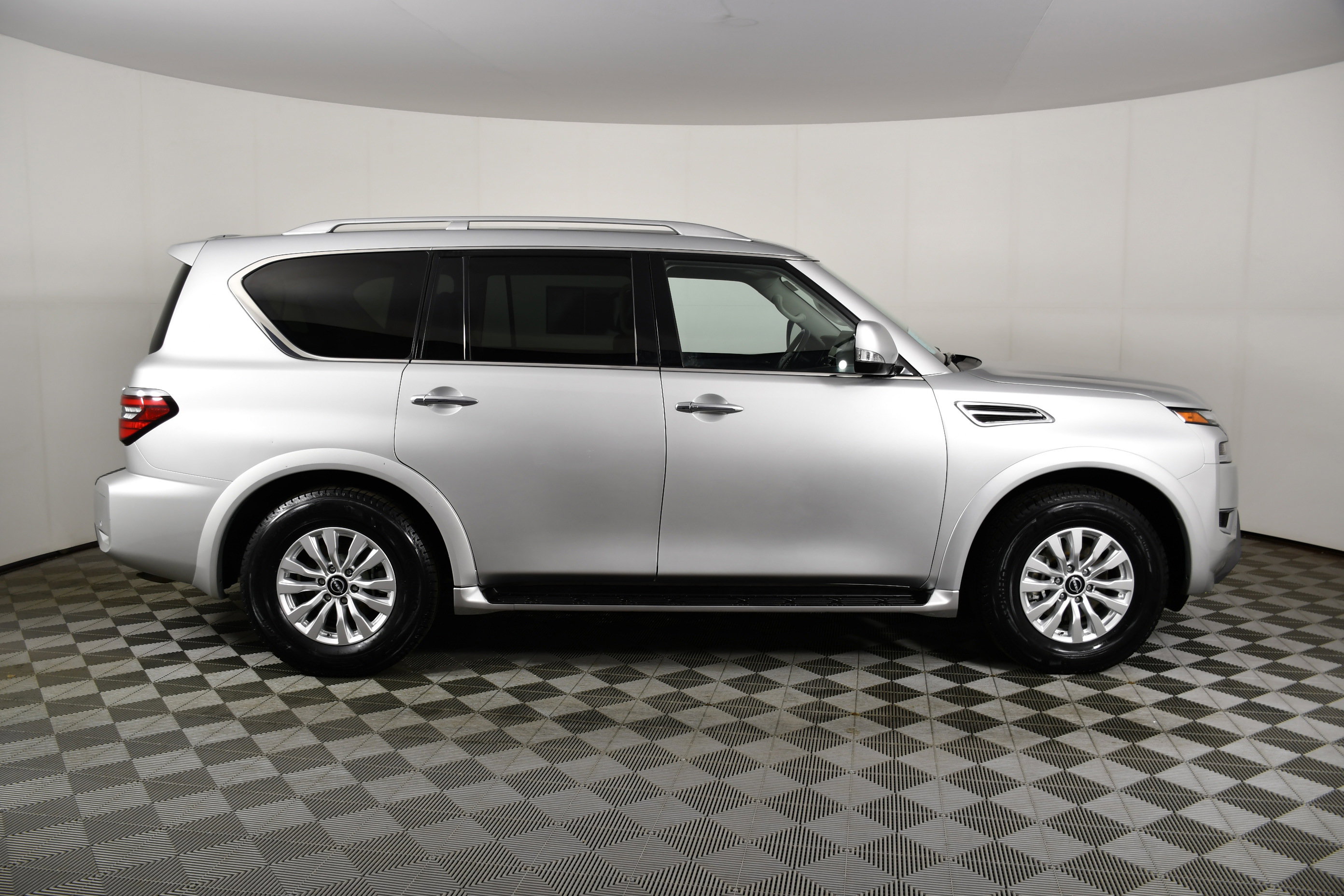 Used 2024 Nissan Armada SV image 5