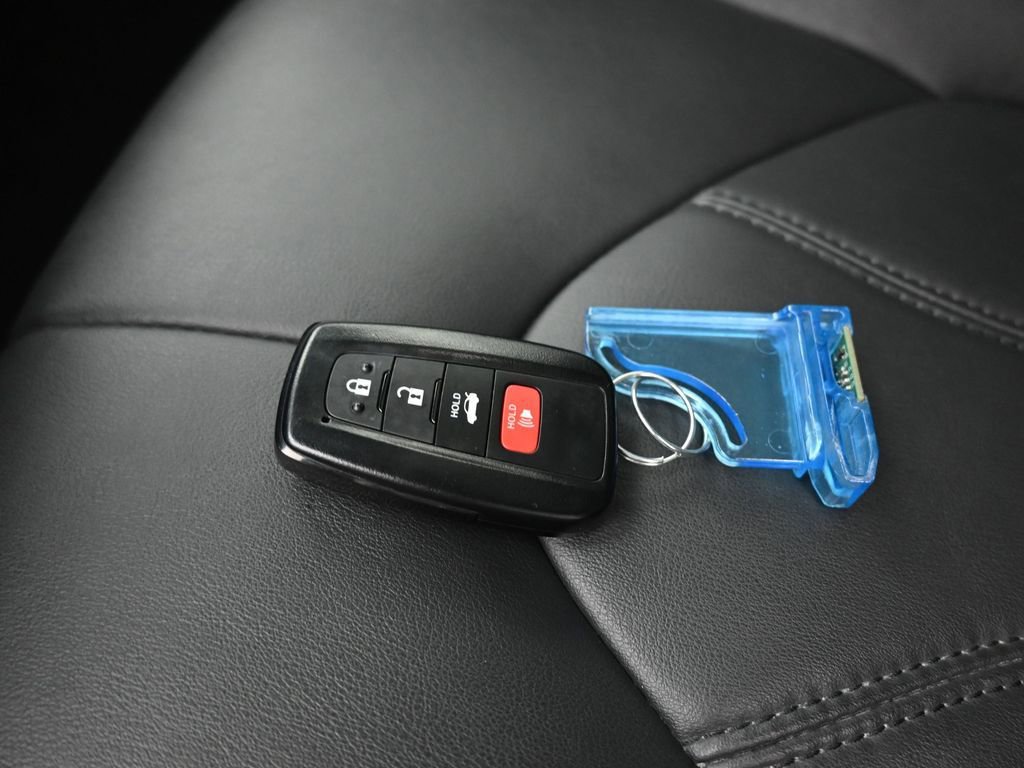 Used 2022 Toyota Avalon XLE w/ Moonroof Package image 52