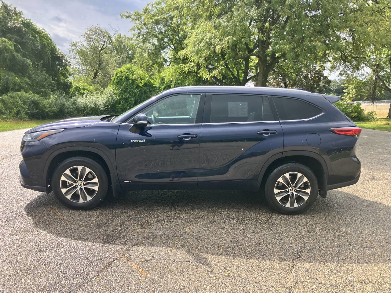 Used 2021 Toyota Highlander XLE image 2