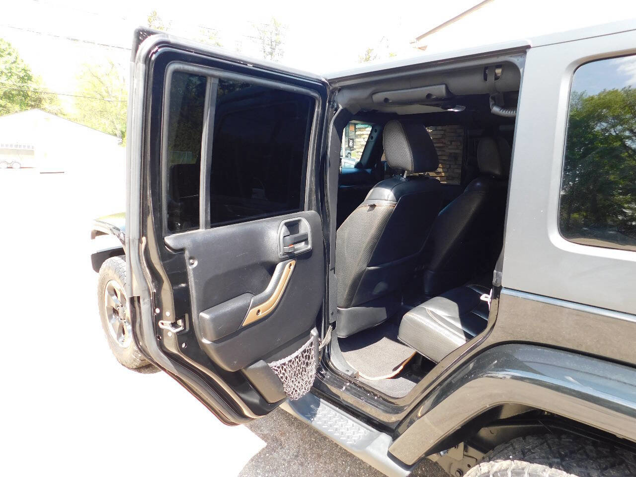 Used 2014 Jeep Wrangler Unlimited Sahara image 31
