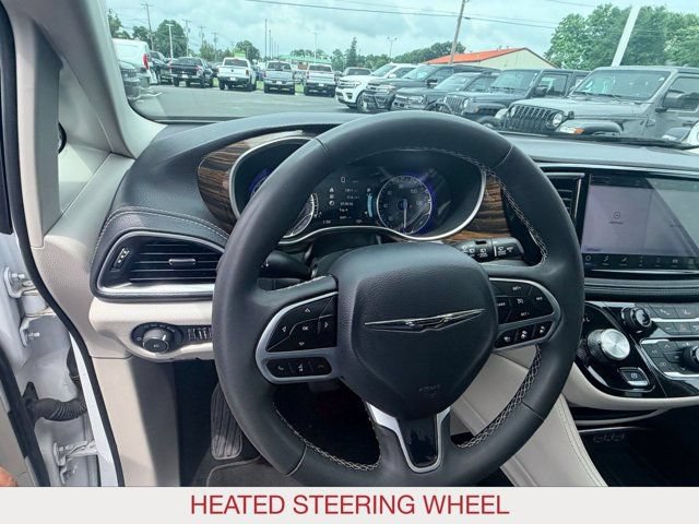 Certified 2024 Chrysler Pacifica Limited FWD image 11