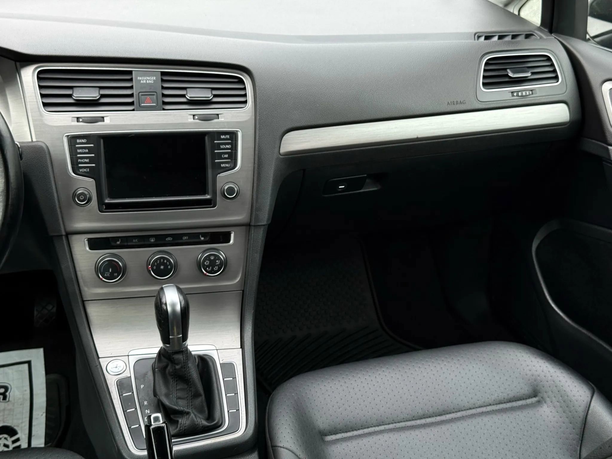 Used 2016 Volkswagen Golf Limited Edition image 32