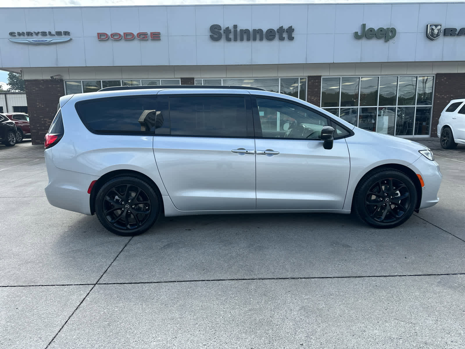 New 2026 Chrysler Pacifica Limited image 5