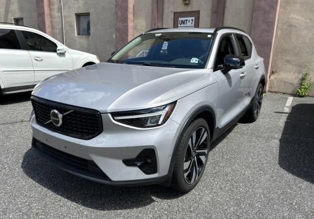 Certified 2023 Volvo XC40 B5 Plus w/ Driver Assist Package AWD/4WD image 2