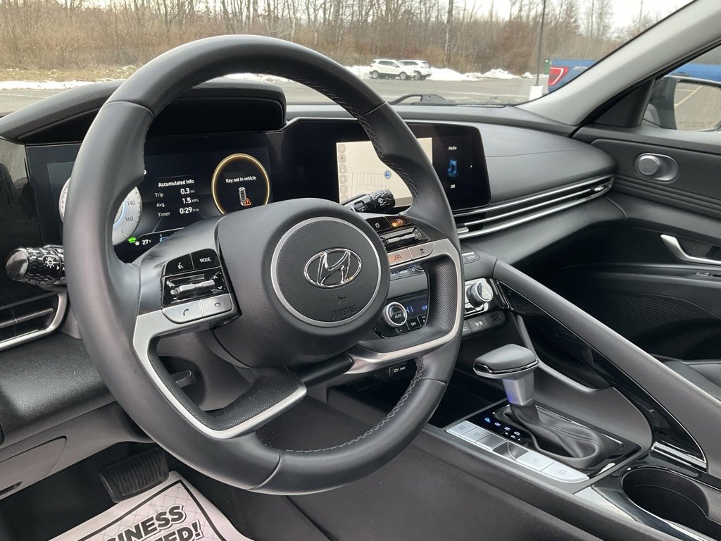 Used 2023 Hyundai Elantra Limited image 4