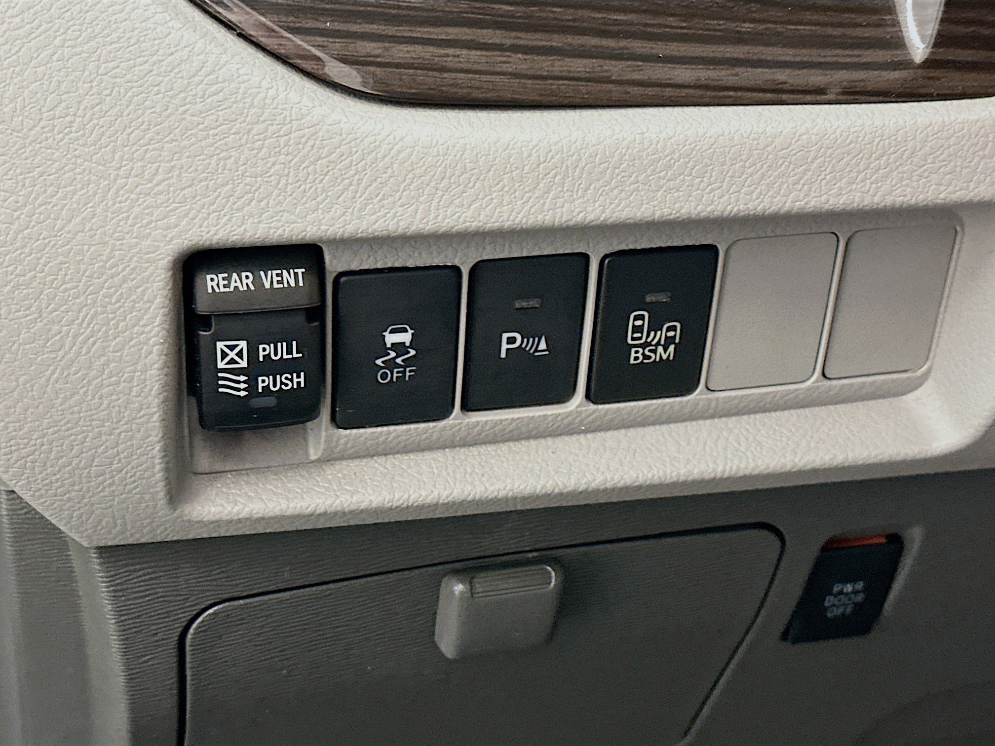Used 2017 Toyota Sienna XLE w/ XLE Navigation Package FWD image 17