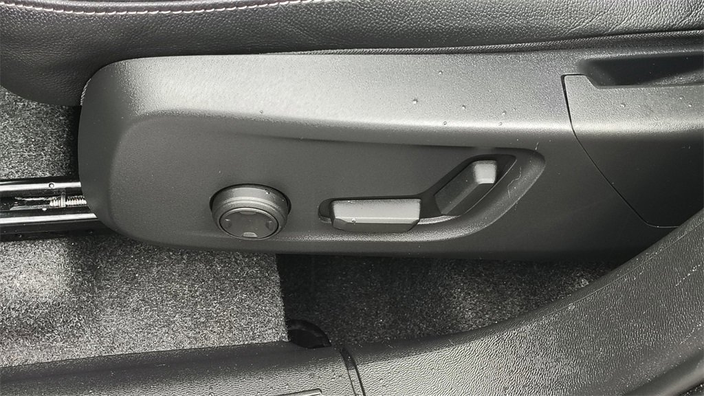 Certified 2025 Volvo XC40 B5 Plus image 10