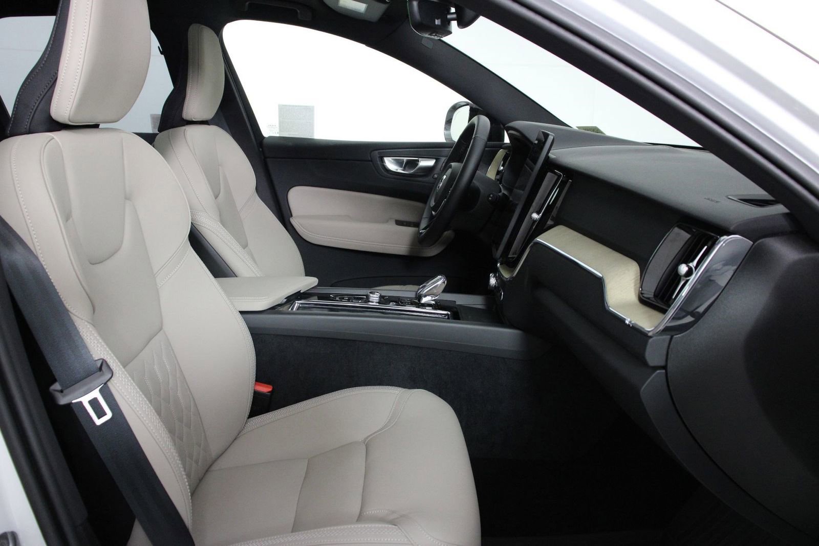 Certified 2026 Volvo XC60 B5 Plus w/ Protection Package Premier AWD/4WD image 29