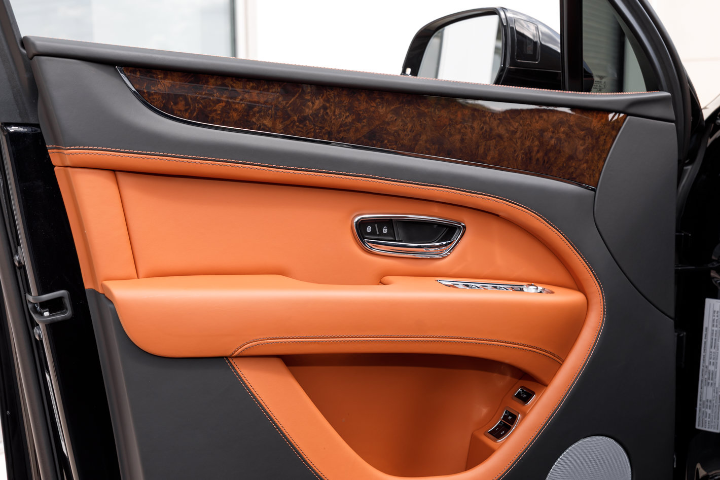Certified 2023 Bentley Bentayga Extended Wheelbase AWD/4WD image 38