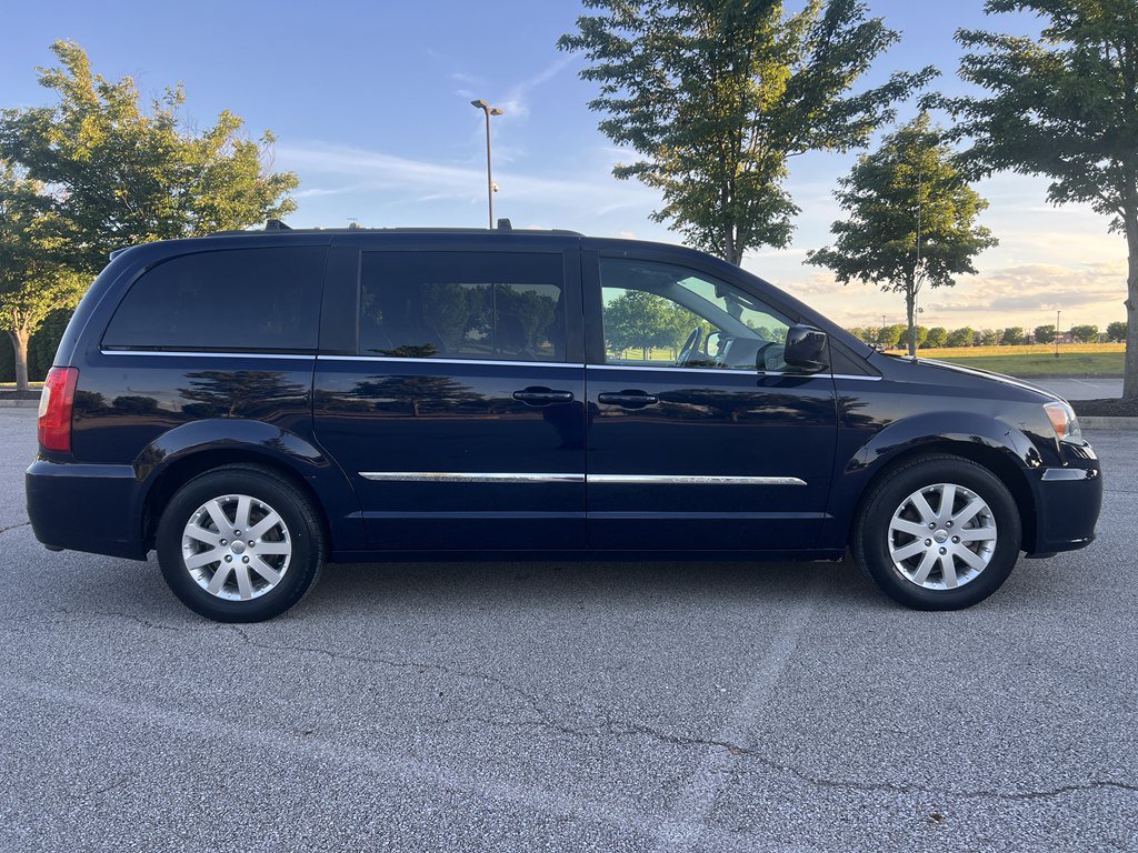Used 2014 Chrysler Town & Country Touring FWD image 6