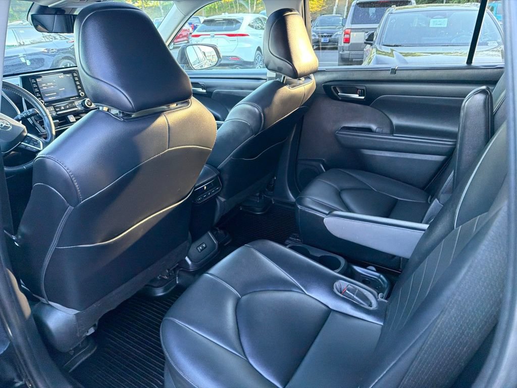 Used 2021 Toyota Highlander XLE AWD/4WD image 21