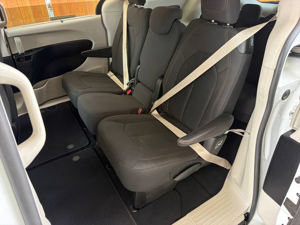 Used 2019 Chrysler Pacifica Touring Plus w/ Advanced Safetytec Group FWD image 33