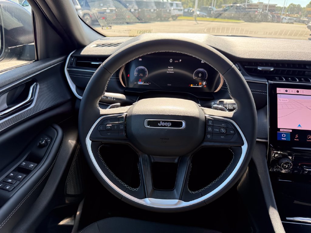 New 2027 Jeep Grand Cherokee Laredo RWD image 9