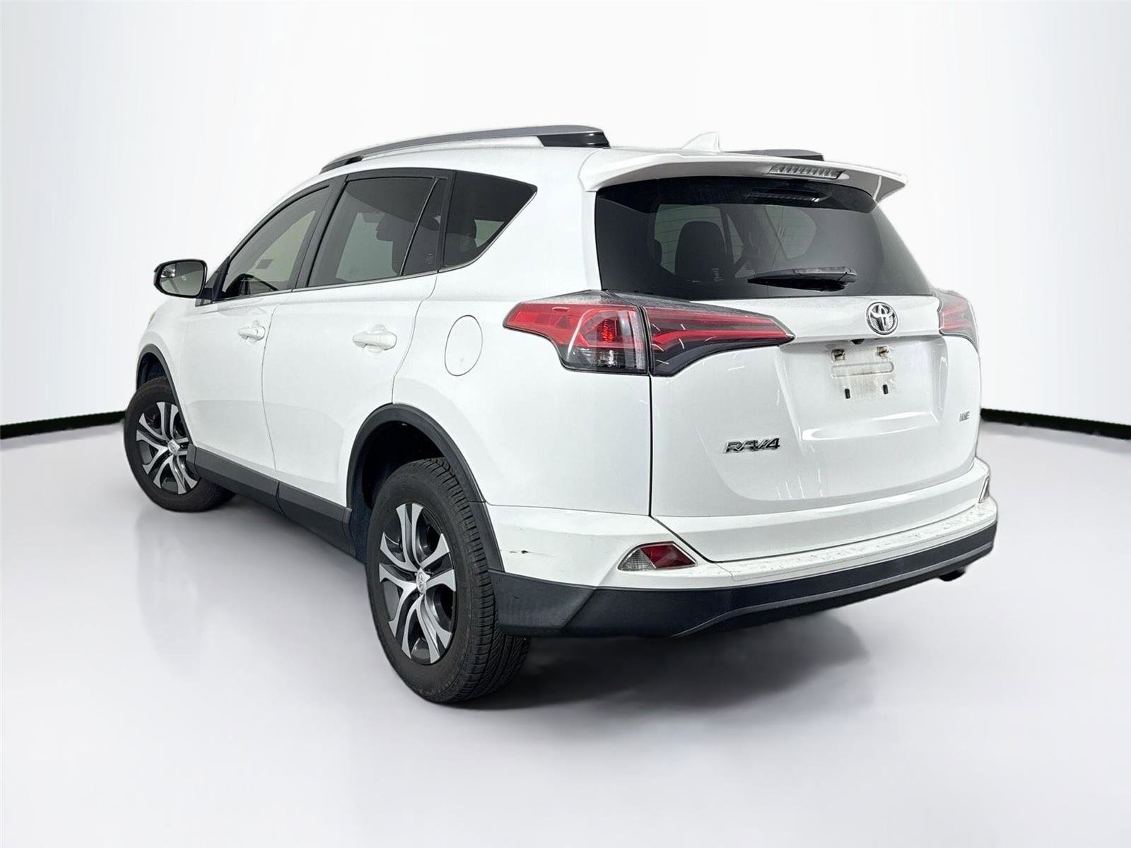Used 2018 Toyota RAV4 LE image 8