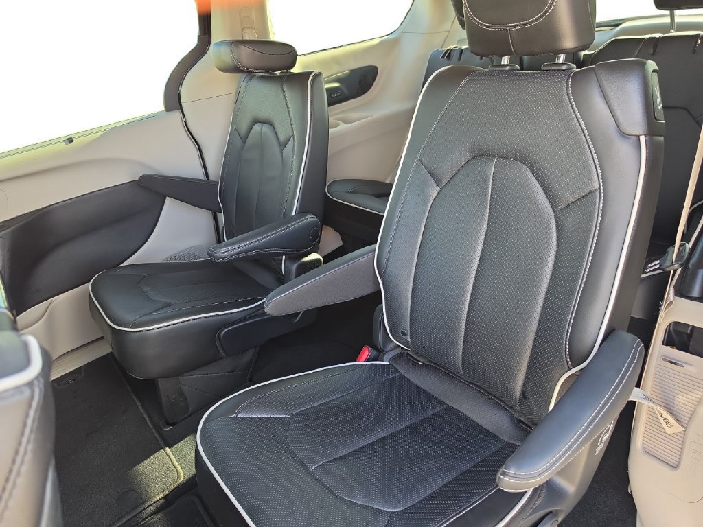 Used 2023 Chrysler Pacifica Limited w/ Uconnect Theater Family Group FWD image 14