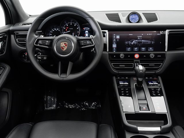 Certified 2025 Porsche Macan image 15