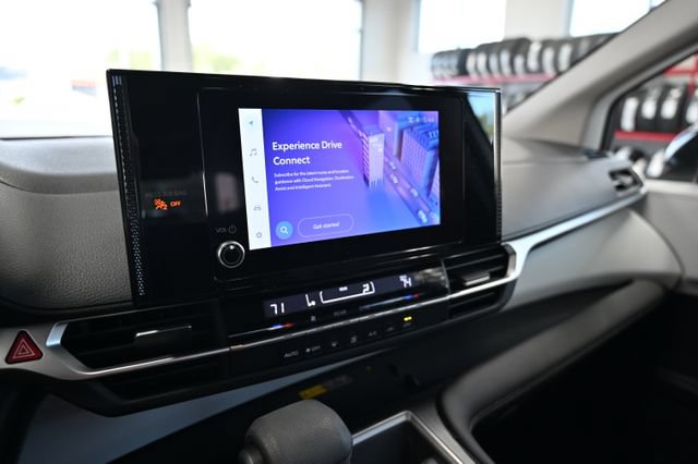 Used 2025 Toyota Sienna LE AWD/4WD image 15