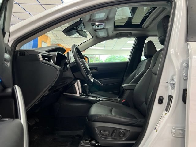 Used 2023 Toyota Corolla Cross XLE w/ Convenience Package FWD image 19