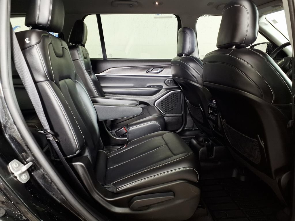 Used 2022 Jeep Grand Cherokee L Limited w/ Black Appearance Package RWD image 11