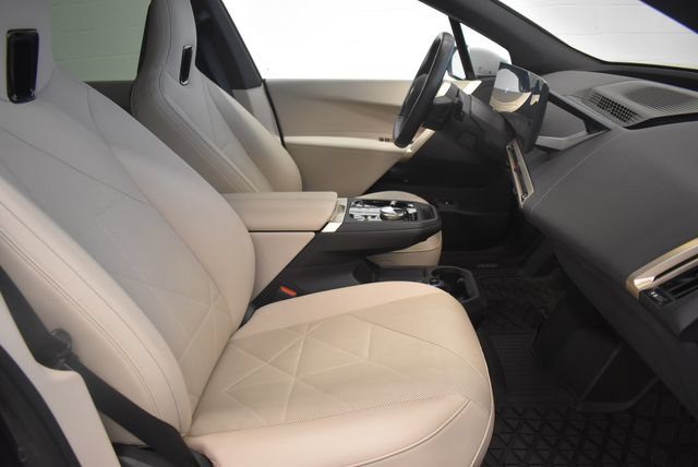 Used 2023 BMW iX xDrive50 w/ Sport Package AWD/4WD image 19
