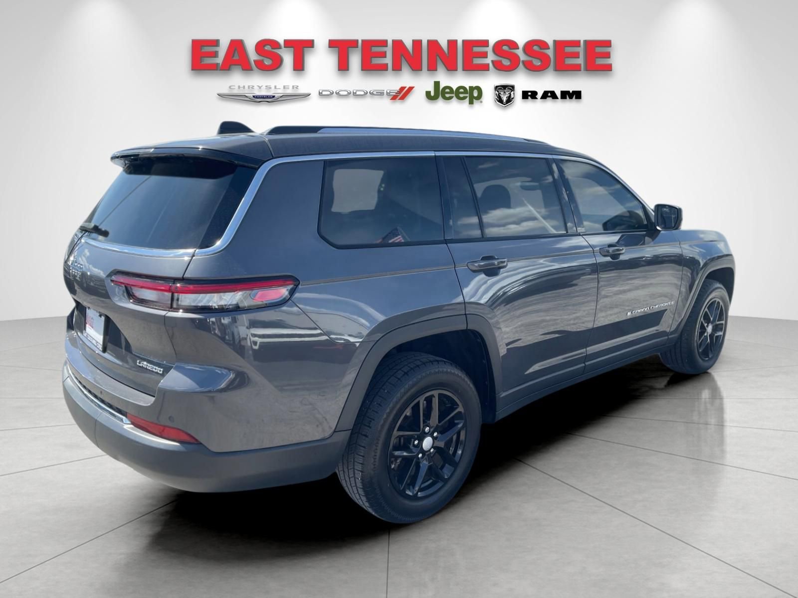 Used 2023 Jeep Grand Cherokee L Laredo image 3