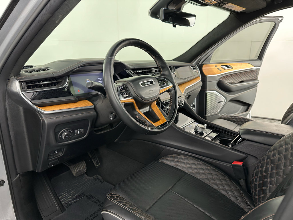 Used 2022 Jeep Grand Cherokee Summit AWD/4WD image 2