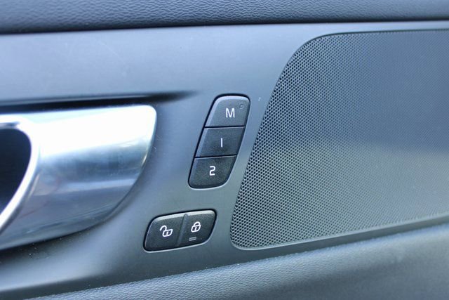 Used 2025 Volvo V60 B5 Cross Country Plus image 12