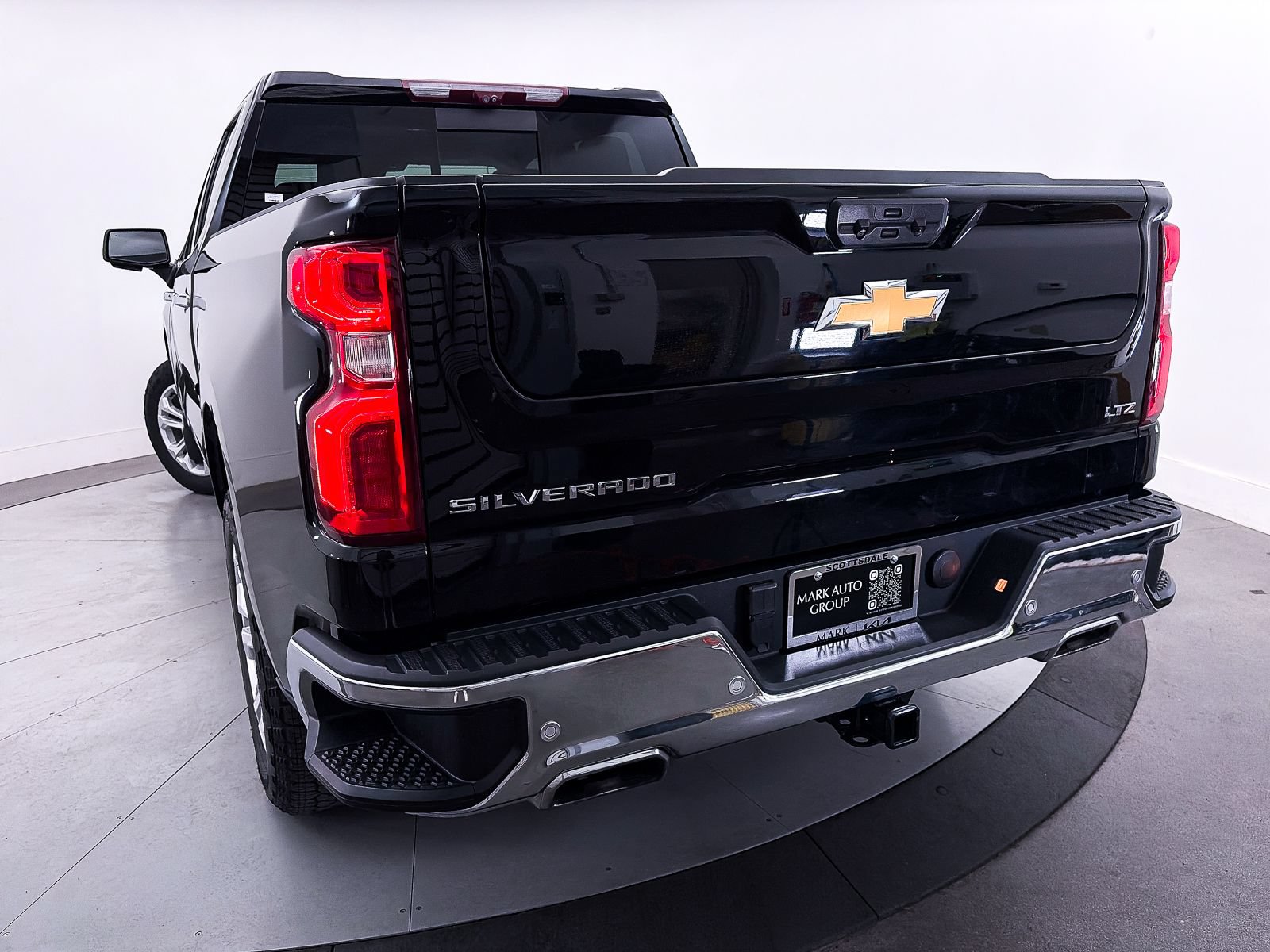Used 2023 Chevrolet Silverado 1500 LTZ w/ LTZ Premium Package AWD/4WD image 11