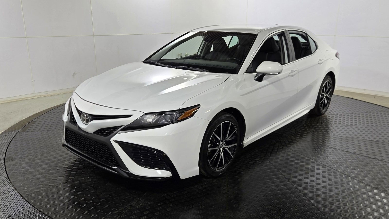 Used 2024 Toyota Camry SE image 3