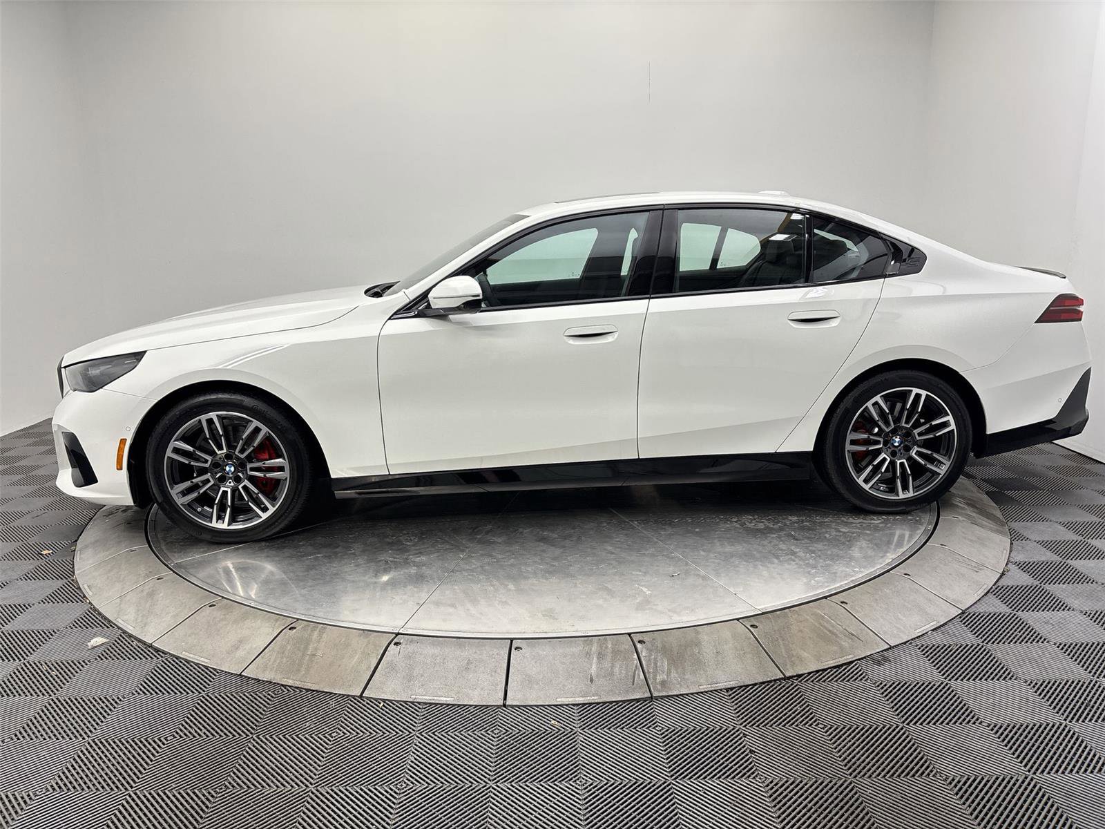 Used 2025 BMW 530i xDrive w/ M Sport Package AWD/4WD image 16