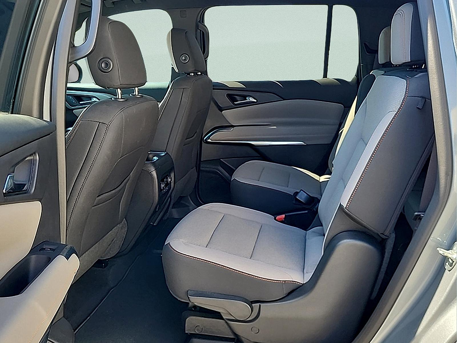Used 2025 Chevrolet Traverse LT w/ Driver Confidence Package FWD image 12