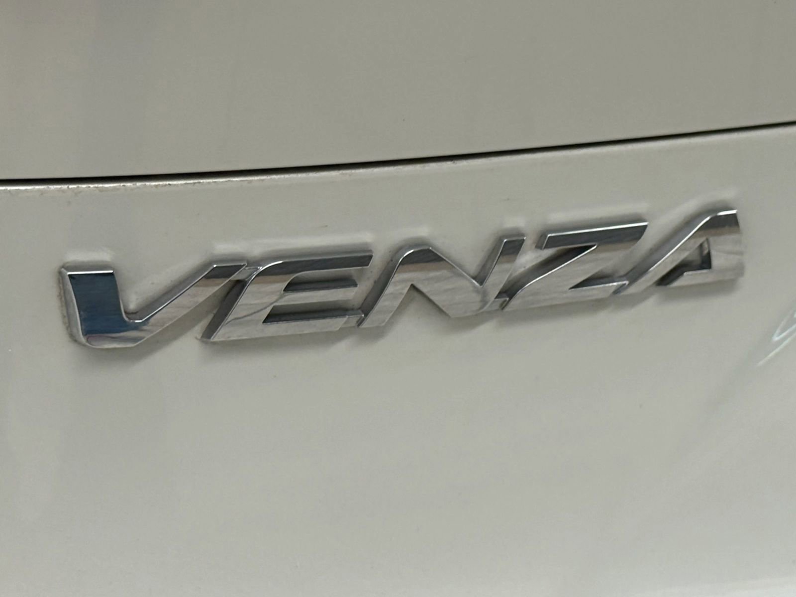 Used 2021 Toyota Venza LE image 13