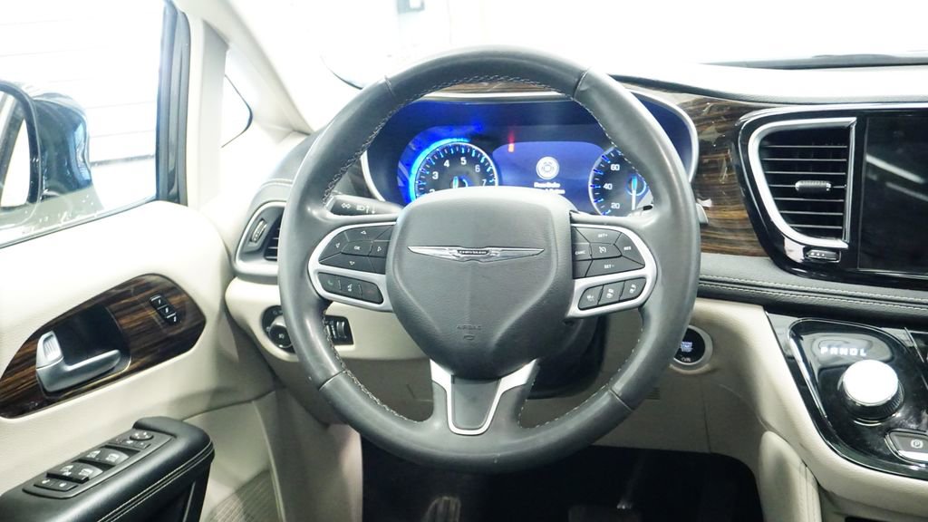 Used 2023 Chrysler Pacifica Limited image 19