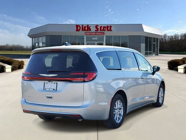 New 2026 Chrysler Pacifica Select image 3