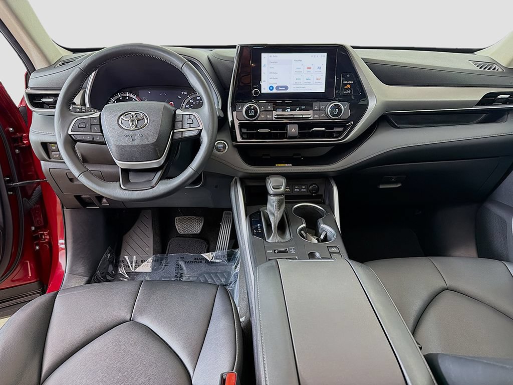 Used 2023 Toyota Highlander XLE AWD/4WD image 30