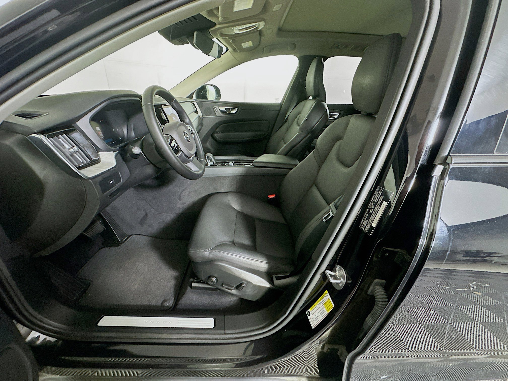 Used 2025 Volvo XC60 B5 Plus image 13