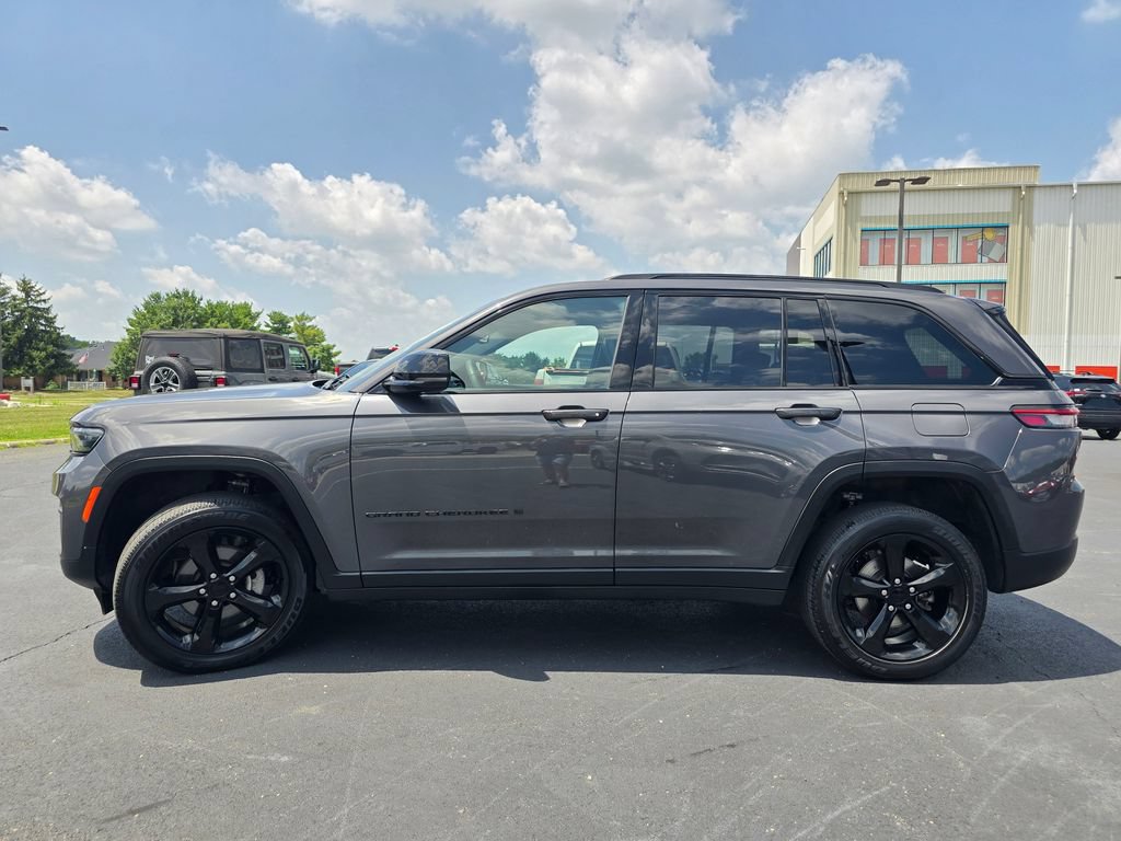 Used 2024 Jeep Grand Cherokee Altitude AWD/4WD image 5