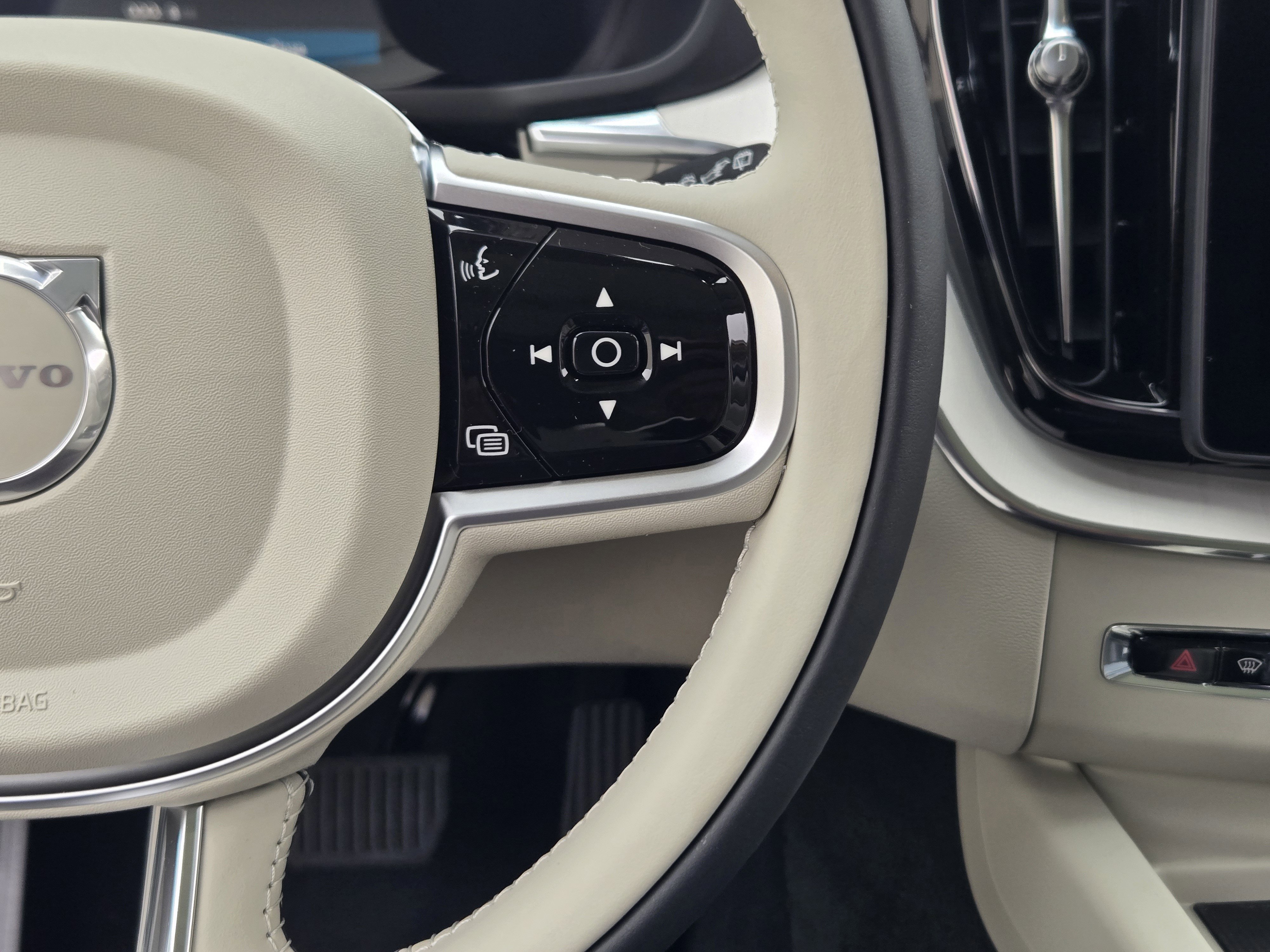 New 2026 Volvo XC60 B5 Ultra w/ Protection Package Premier AWD/4WD image 23
