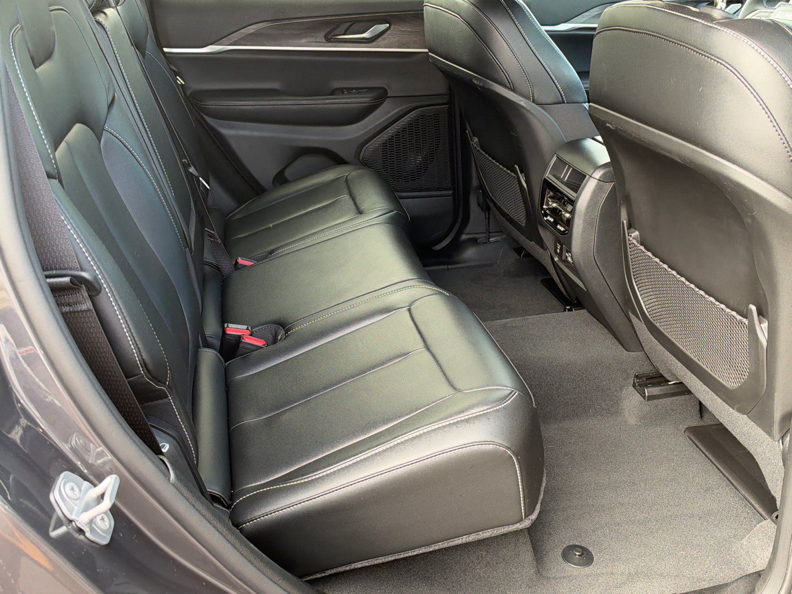 Used 2024 Jeep Grand Cherokee Limited RWD image 15