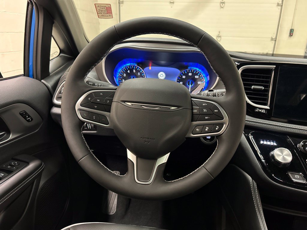 New 2027 Chrysler Pacifica Limited FWD image 19