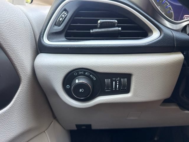 Used 2022 Chrysler Pacifica Touring-L FWD image 29