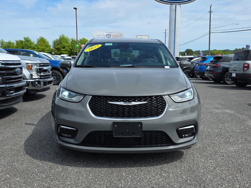 Used 2023 Chrysler Pacifica Touring-L image 10